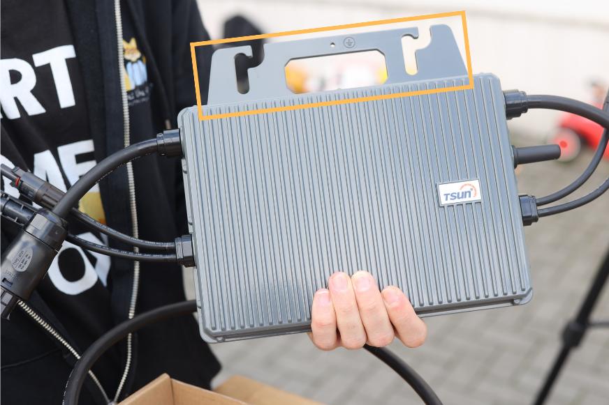 Der TSUN MS600 Wechselrichter wird gezeigt und die Aufhängung am Gerät wird im Test hervorgehoben.